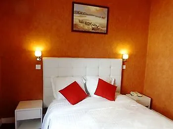 ****  Hotel Maison Traversiere Paris France